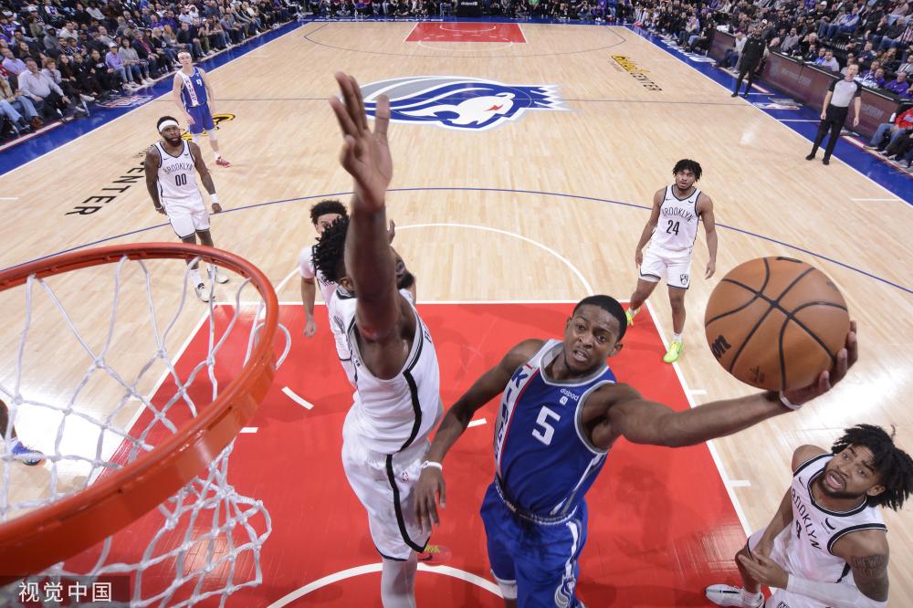 在这个巨大 在这个巨大